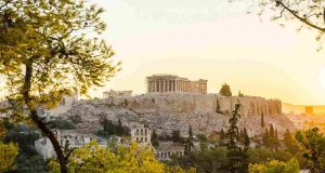 Znamenitosti Grčke koje možete posetiti na letovanju atina-akropolj-hram-zelenilo