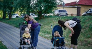 Savršene aktivnosti u parku sa bebom mame-setaju-decu-u-kolicima