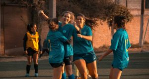 zene-fudbalski-tim-teren