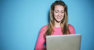 devojka-plavi-zid-laptop