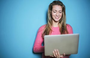 Edukacija ili zabava – kako mladi koriste internet u današnje vreme? devojka-plavi-zid-laptop