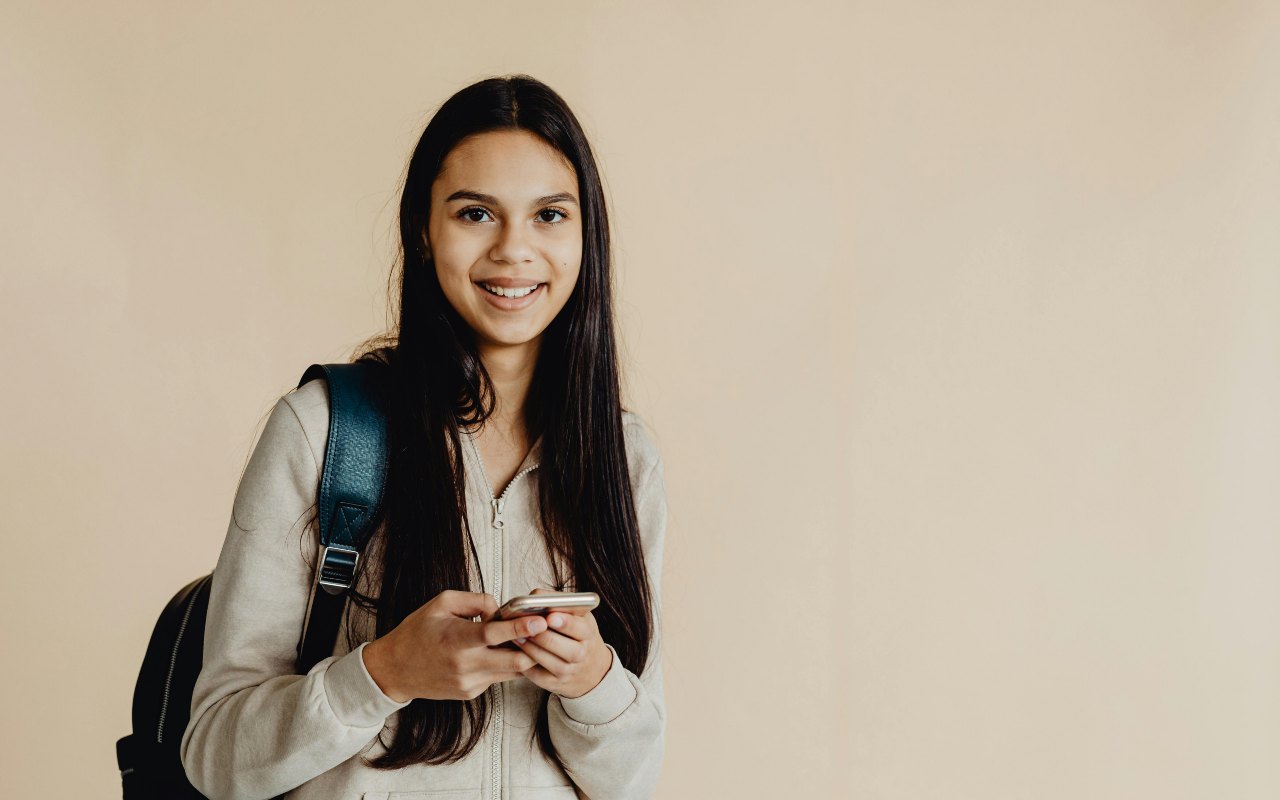 devojka-ranac-telefon