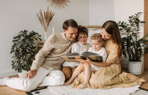 Porodični projekti koji decu uče saradnji i zajedništvu roditelji-deca-knjiga