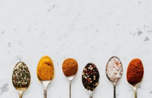 Prirodni začini u svakodnevnoj ishrani: šta donose organizmu? kasike-zacini-sol-mermer