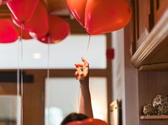 Kako izabrati dekoraciju za dečji rođendan? ruka-crveni-baloni-vrpca