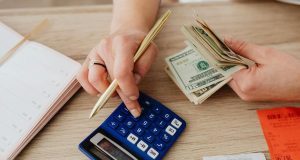 Vodič kroz kućni budžet: 50/30/20 i realan plan štednje plavi-kalkulator-dolari-ruke