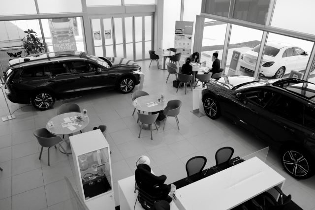 salon-automobili-stolovi-ljudi