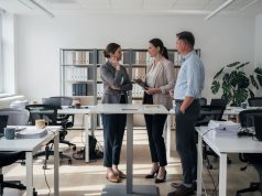 Kako radno okruženje utiče na fokus, organizaciju i poslovnu kulturu? saradnici-kancelarija-sto