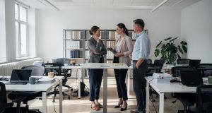 Kako radno okruženje utiče na fokus, organizaciju i poslovnu kulturu? saradnici-kancelarija-sto