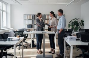 Kako radno okruženje utiče na fokus, organizaciju i poslovnu kulturu? saradnici-kancelarija-sto