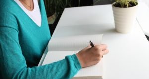 Zašto volimo priče o uspehu i borbi do cilja tirkizni-dzemper-sveska-sto