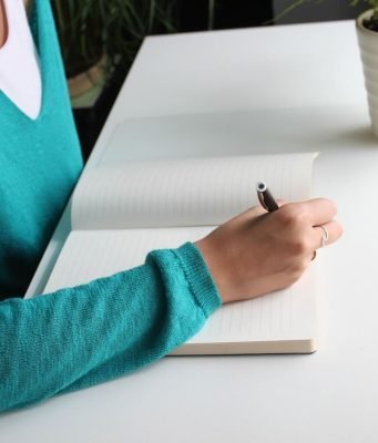 Zašto volimo priče o uspehu i borbi do cilja tirkizni-dzemper-sveska-sto