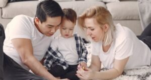 Kako ostati tim u braku kada porodica postane svakodnevni izazov Kako ostati tim u braku kada porodica postane svakodnevni izazov-par-dete-crtanje