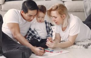 Kako ostati tim u braku kada porodica postane svakodnevni izazov Kako ostati tim u braku kada porodica postane svakodnevni izazov-par-dete-crtanje