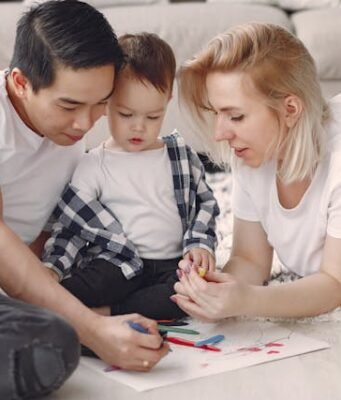 Kako ostati tim u braku kada porodica postane svakodnevni izazov Kako ostati tim u braku kada porodica postane svakodnevni izazov-par-dete-crtanje