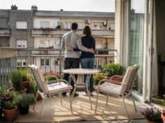 Kako da pripremite dom za leto bez velikih investicija? par-balkon-biljke