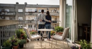 Kako da pripremite dom za leto bez velikih investicija? par-balkon-biljke