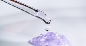Salicilna kiselina za lice: Kako deluje BHA kiselina na nesavršenosti pipeta za serum salicilna kiselina