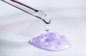 Salicilna kiselina za lice: Kako deluje BHA kiselina na nesavršenosti pipeta za serum salicilna kiselina