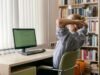 Ergonomija za početnike: male promene koje olakšavaju rad za računarom rad-za-računarom-mučkarac-sedi-za-stolom