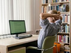 Ergonomija za početnike: male promene koje olakšavaju rad za računarom rad-za-računarom-mučkarac-sedi-za-stolom