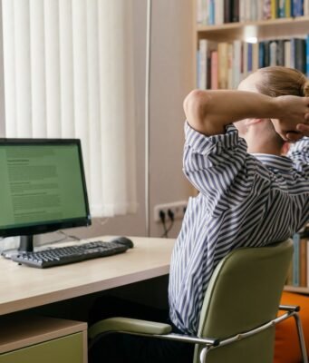 Ergonomija za početnike: male promene koje olakšavaju rad za računarom rad-za-računarom-mučkarac-sedi-za-stolom