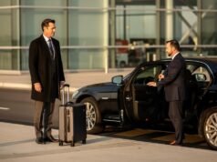 Kako izabrati automobil za posebne prilike i poslovna putovanja? muskarci-odela-kofer-auto
