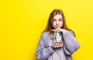 Kako izabrati deviznu štednju koja donosi više od privlačne reklame? Devojka drži teglu sa novcem kao simbol devizne štednje