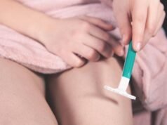 Zašto koža prepona potamni nakon brijanja i depilacije i kako to sprečiti? Žena brije nogu brijačem kao deo nege kože