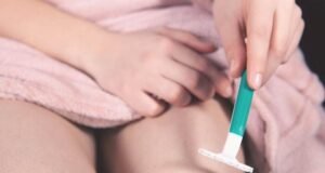 Zašto koža prepona potamni nakon brijanja i depilacije i kako to sprečiti? Žena brije nogu brijačem kao deo nege kože