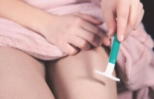 Zašto koža prepona potamni nakon brijanja i depilacije i kako to sprečiti? Žena brije nogu brijačem kao deo nege kože