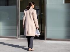 Urinarna inkontinencija: vrste, uzroci i prvi koraci ka rešenju svetli-kaput-osoba-kesa