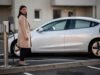 Kako funkcionišu električni automobili? zena-elektricni-automobil-punjac