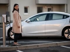 Kako funkcionišu električni automobili? zena-elektricni-automobil-punjac