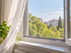 Kako zaštititi stan od insekata, a zadržati prirodno provetravanje? Komarnik na otvorenom prozoru u svetlom stanu